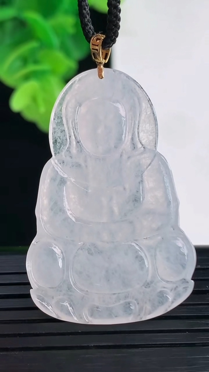 天然A货翡翠观音菩萨吊坠尺寸42.5-27.8-3.4重量:7.18g
4月10日