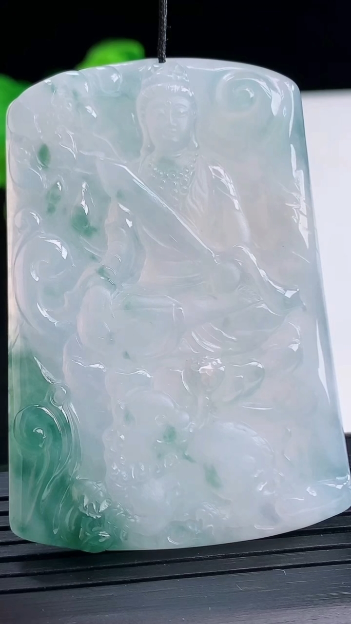 天然A货翡翠飘花文殊菩萨吊坠尺寸60.5-42.3-5.3重量:34.74g
4月10日