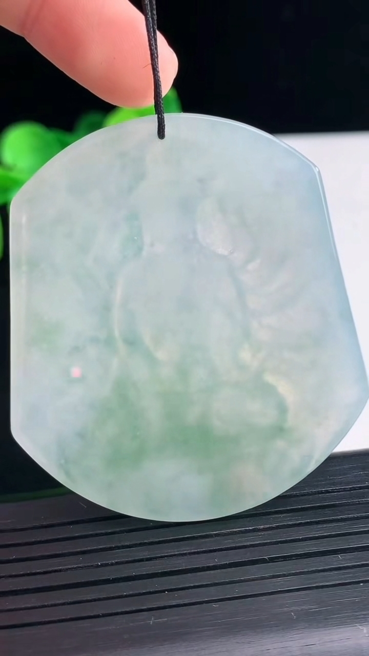 天然A货翡翠飘花千手观音吊坠尺寸54.7-48.2-5.2重量:30.55g
4月10日