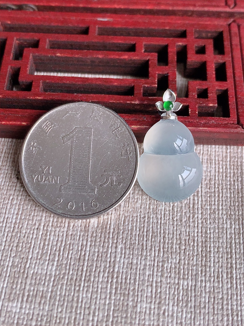 天然A货翡翠18K金扣头白冰白月光葫芦吊坠 
尺寸23.6-17.8-13.6-5.3mm 重量2.34g 0409