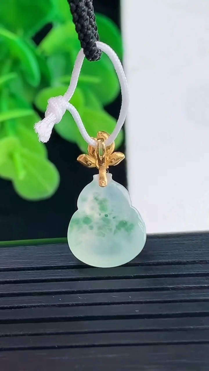 天然A货翡翠18K金飘花葫芦吊坠尺寸21.2-11.8-4.5重量:1.72g
4月10日