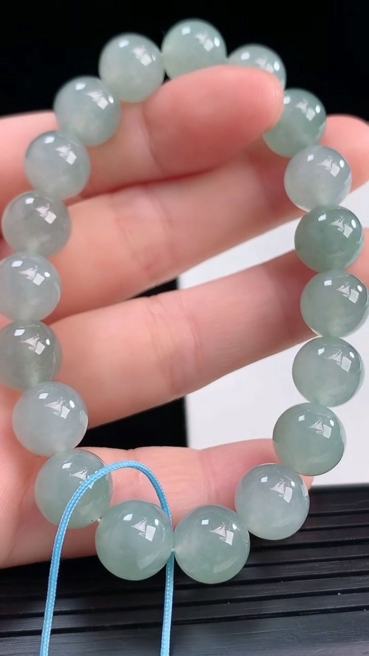 天然A货翡翠圆珠手串尺寸9.4-19颗重量:29.14g4月10日
工厂直销收藏佳品,种好水足，色泽均匀，有种有色，上手高大气！