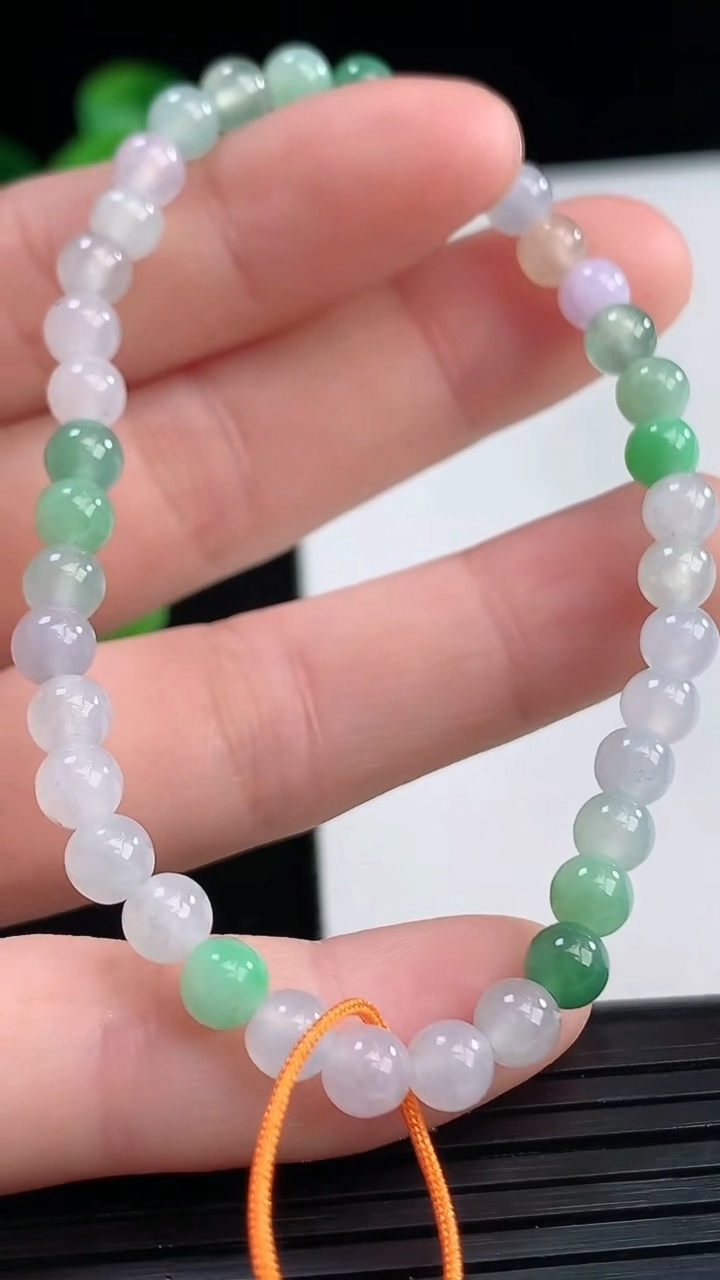 天然A货翡翠双彩圆珠手串尺寸4.6-38颗重量:7.25g4月10日
工厂直销收藏佳品,种好水足，色泽均匀，有种有色，上手高大气！