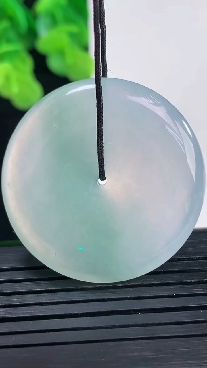 天然A货翡翠平安扣吊坠尺寸34.1-5.7重量:14.93g
4月10日