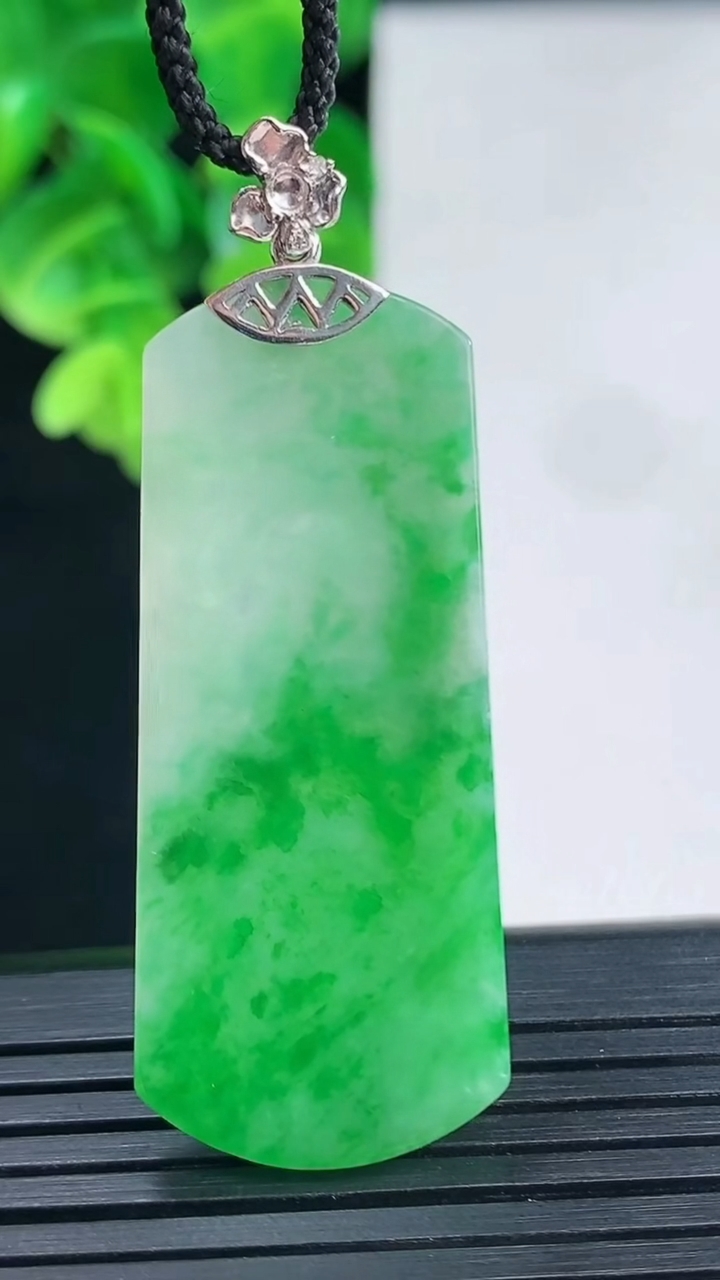 天然A货翡翠无事牌吊坠尺寸44.3-18.5-2.4重量:6.34g
4月10日