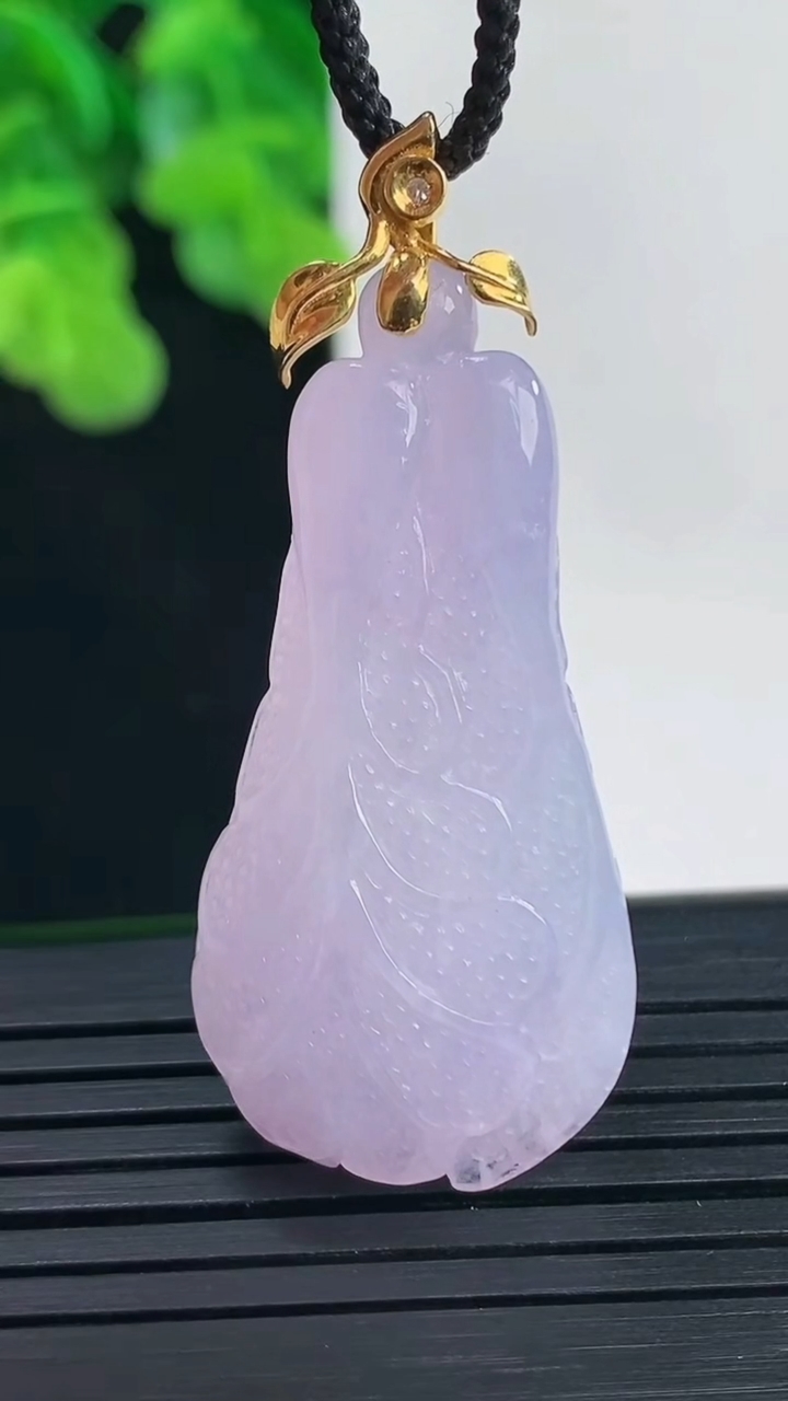天然A货翡翠18K金紫罗兰白菜吊坠尺寸45.1-18.8-8.4重量:10.61g
4月10日