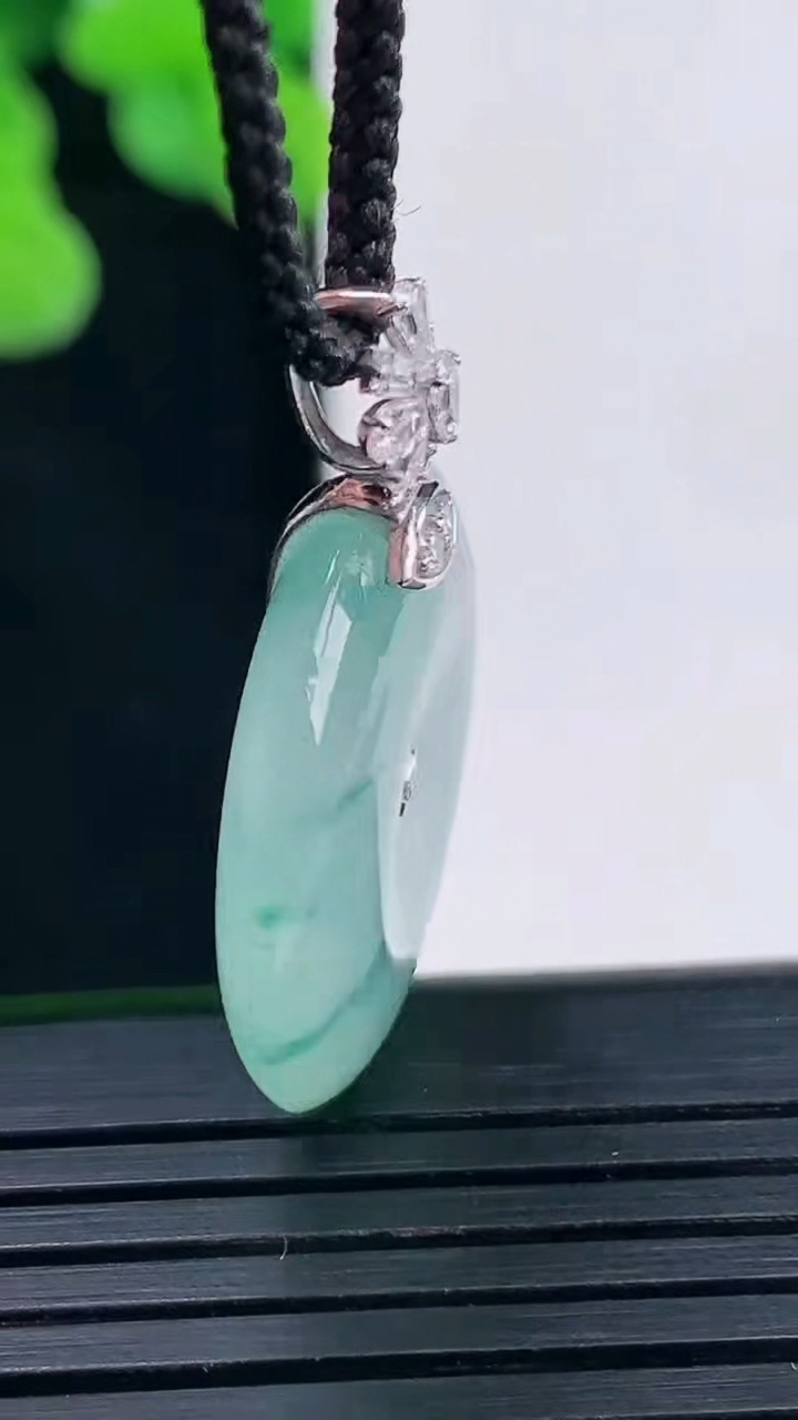 天然A货翡翠种飘花平安扣吊坠尺寸22.9-5.2重量:6.22g
4月10日