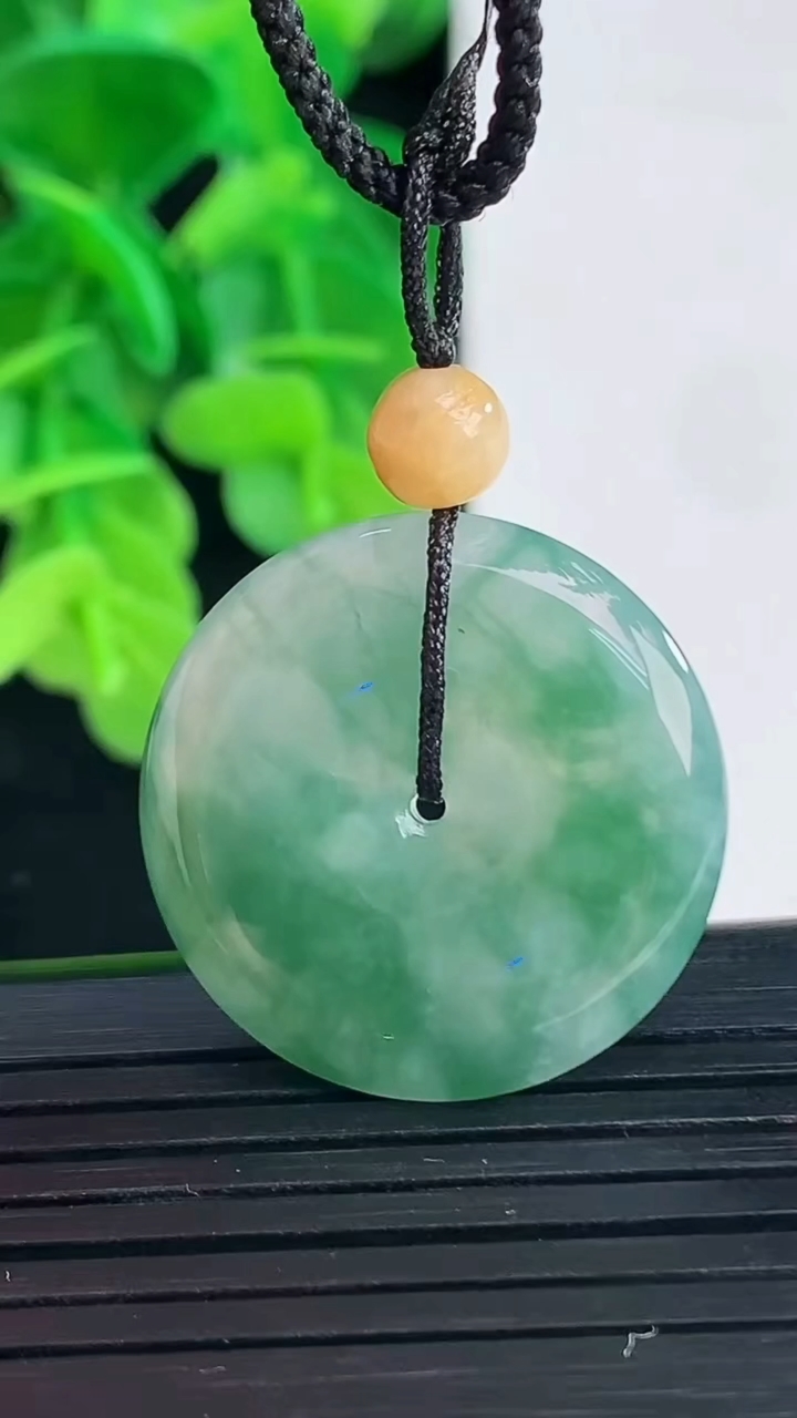 天然A货翡翠飘花平安扣吊坠尺寸24.7-4.7重量:6.77g
4月10日