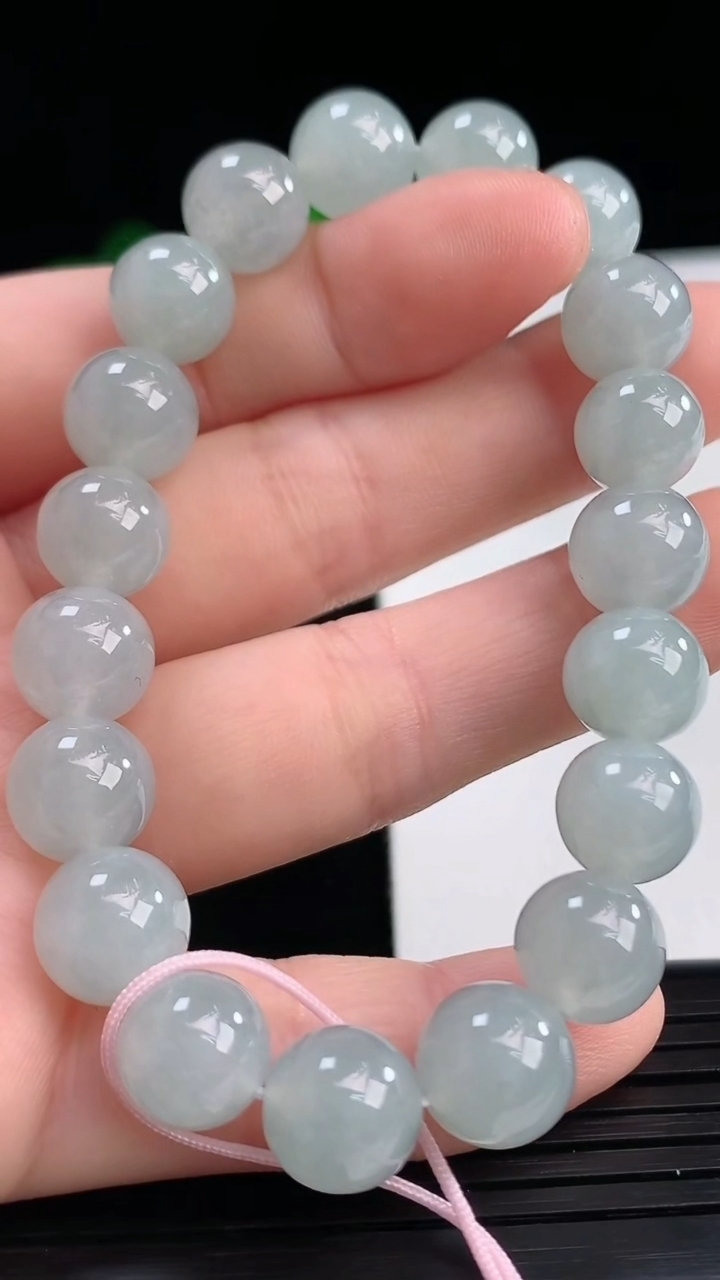 天然A货翡翠圆珠手串尺寸9.4-19颗重量:28.01g4月10日
工厂直销收藏佳品,种好水足，色泽均匀，有种有色，上手高大气！