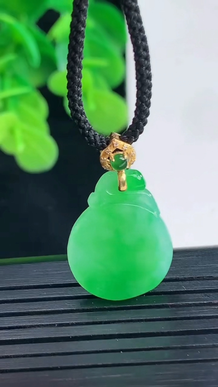 天然A货翡翠无事牌吊坠尺寸19.5-15.2-2.7重量:2.42g
4月10日