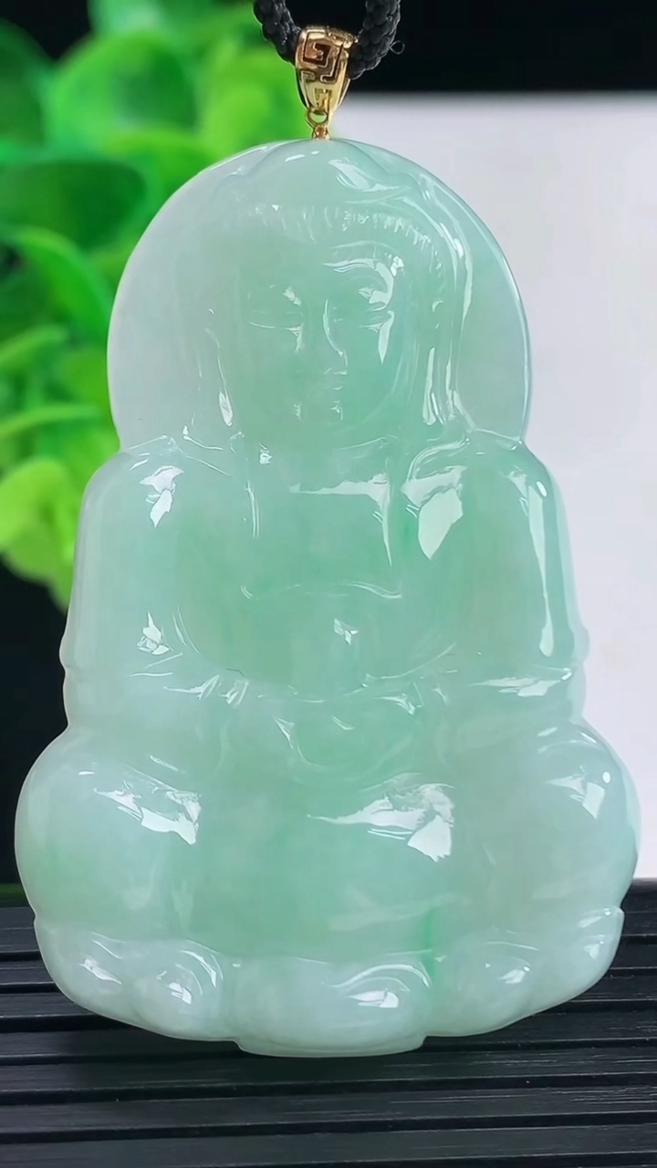 天然A货翡翠观音菩萨吊坠尺寸52.3-35.5-5.9重量:18.48g
4月11日