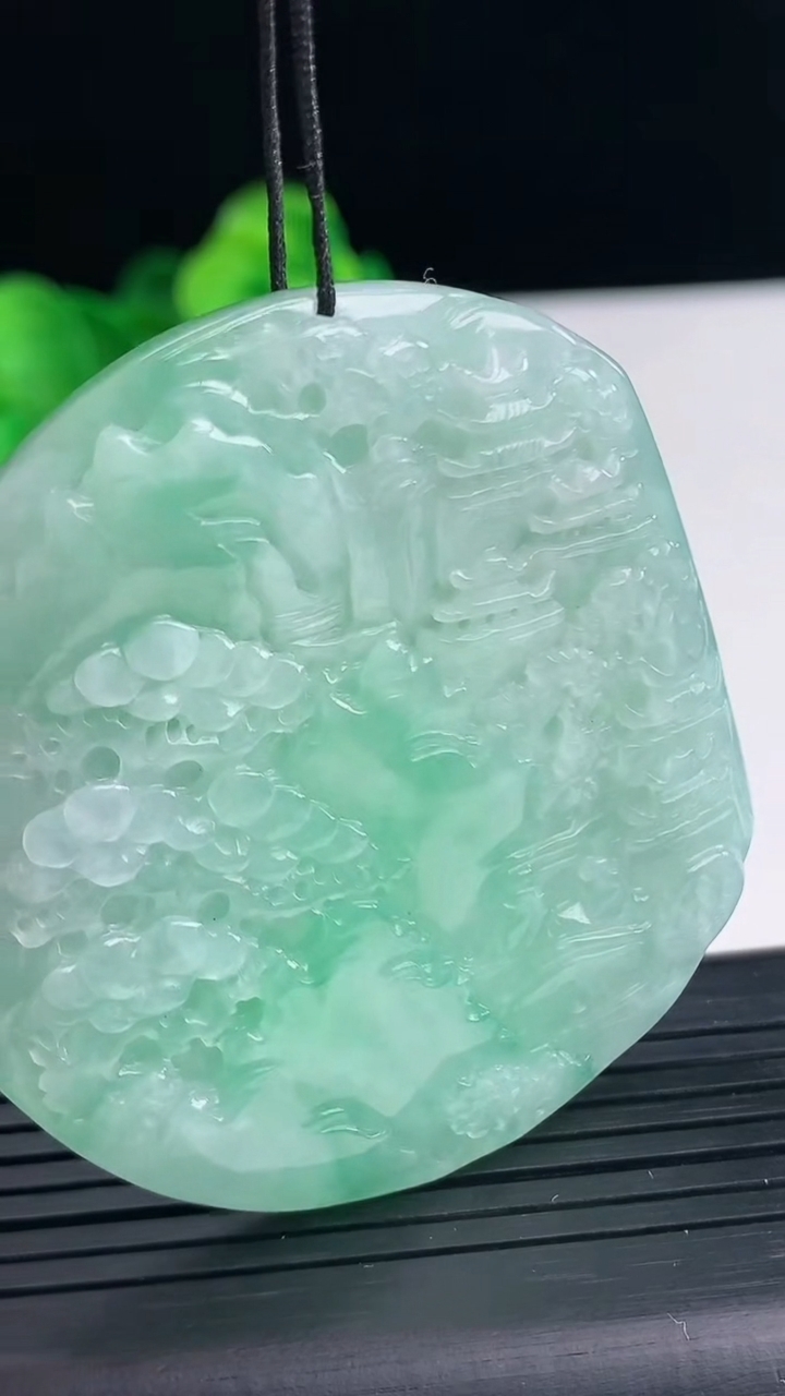 天然A货翡翠山水牌吊坠尺寸54.6-49.9-5.7重量:39.19g
4月10日