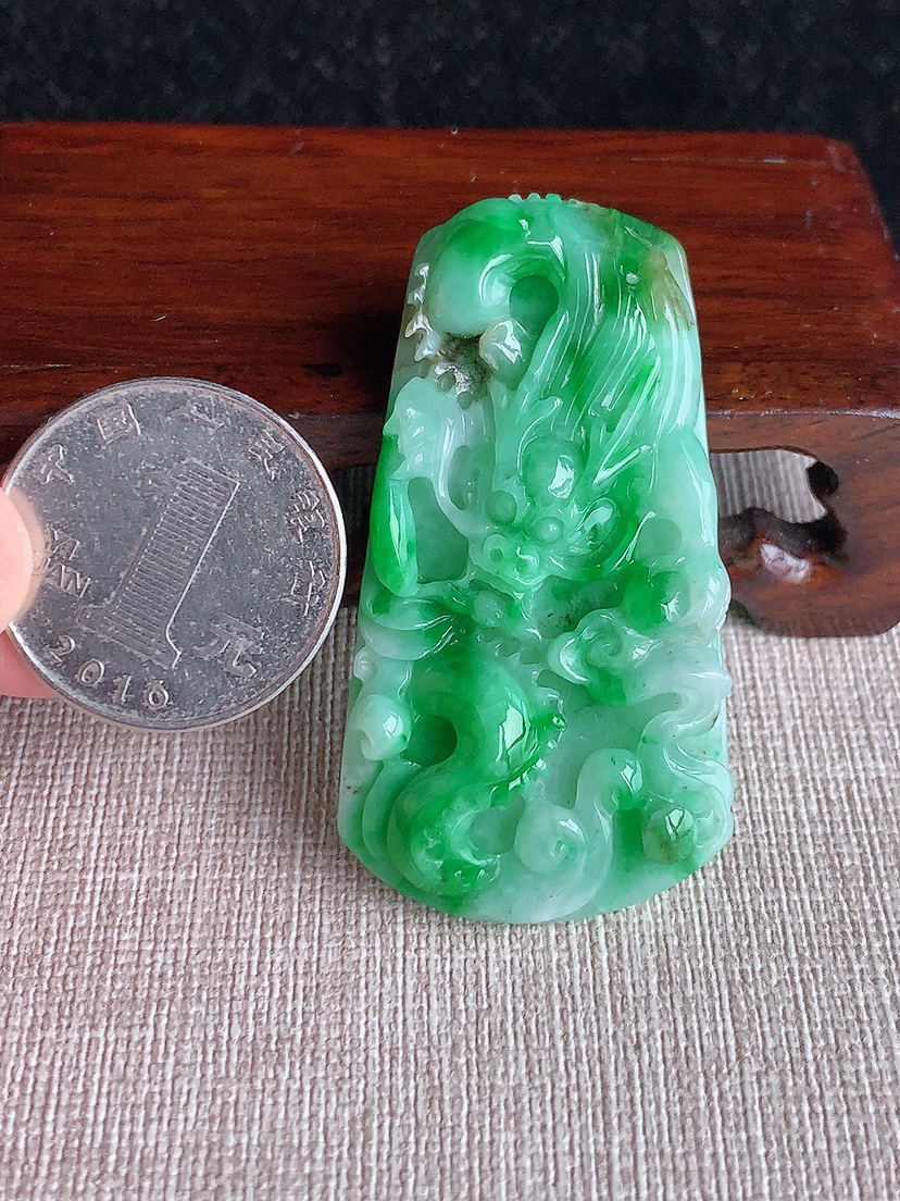 天然A货翡翠飘阳绿龙牌吊坠  
尺寸52.6-28.3-7.6mm 重量20.36g 0409