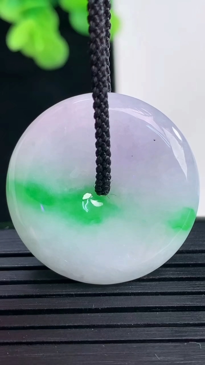 天然A货翡翠平安扣吊坠尺寸28.5-5.8重量:10.21g
4月10日