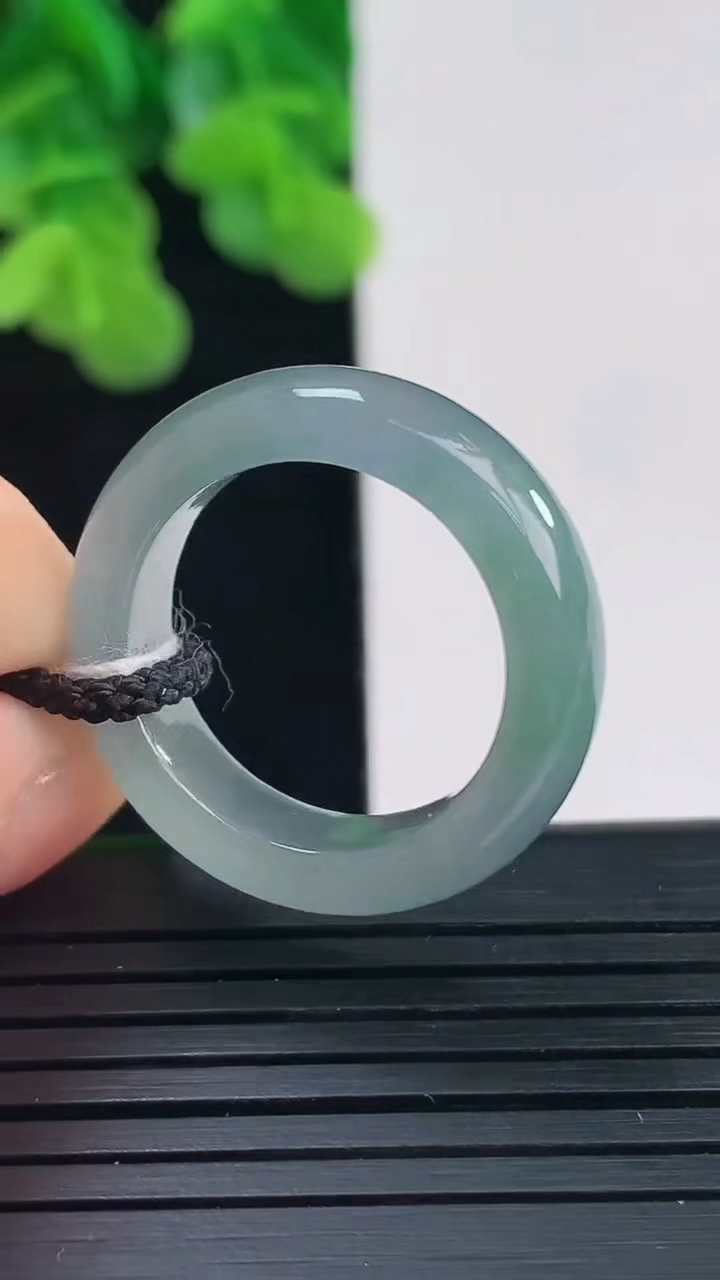 天然A货翡翠指环戒指尺寸18.1-6.1-3.8重量:5.14g2026年4月10日
工厂直销收藏佳品,种好水足，色泽均匀，有种有色，上手高大气！