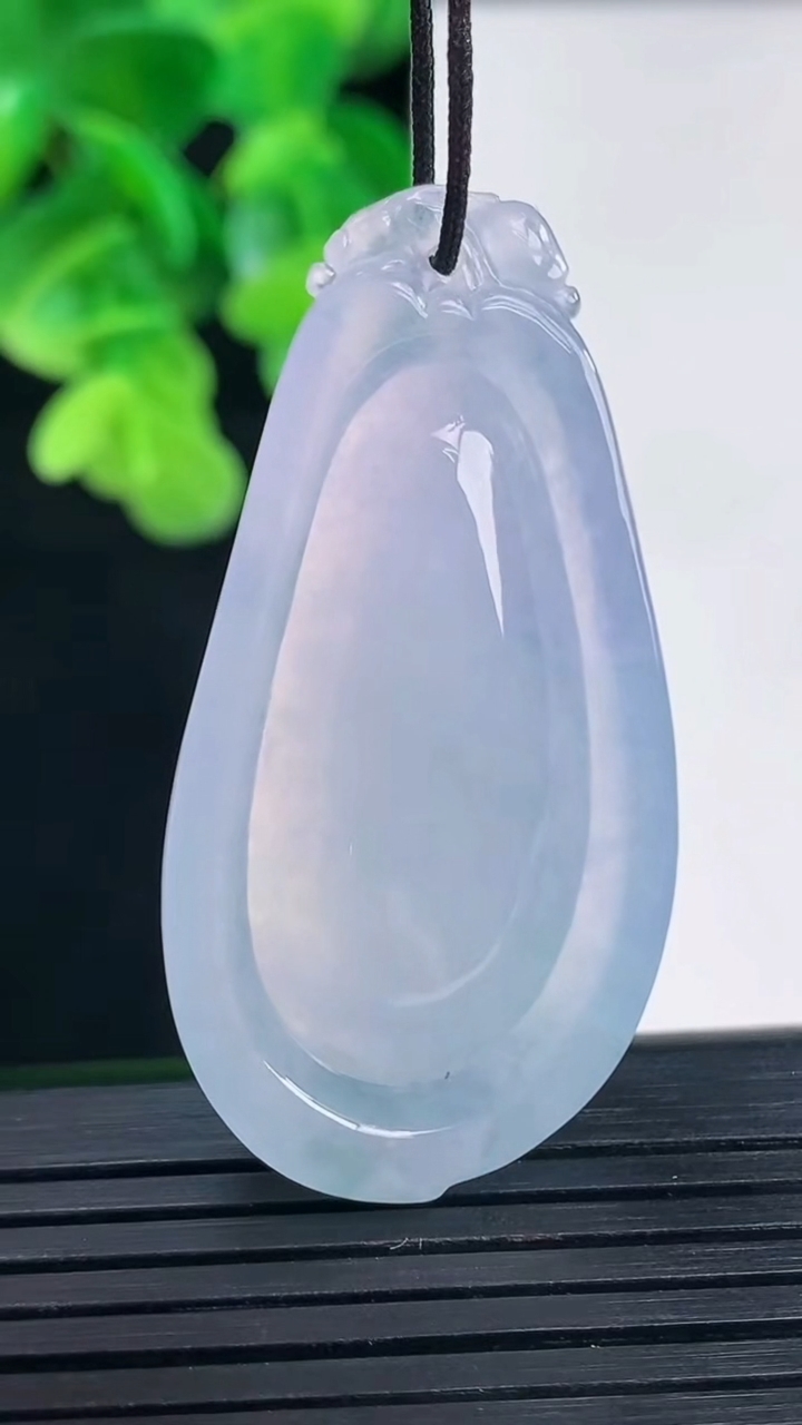 天然A货翡翠紫罗兰飘花福瓜吊坠尺寸45.8-23.2-8.8重量:16.51g
4月10日