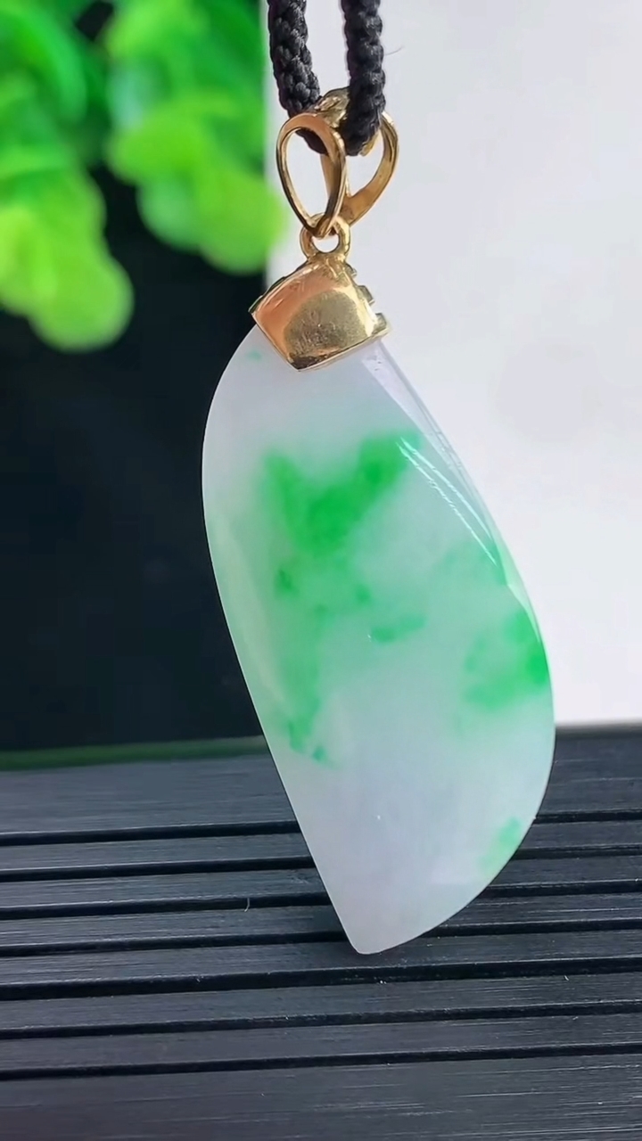 天然A货翡翠随形吊坠尺寸36.1-15.2-10.2重量:8.93g
4月10日