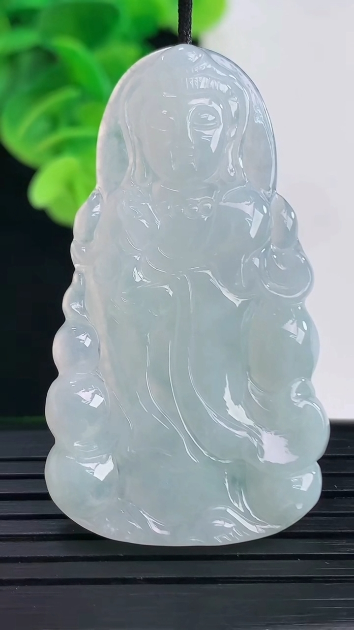 天然A货翡翠观音菩萨吊坠尺寸49.4-28.1-4.6重量:12.23g
4月10日