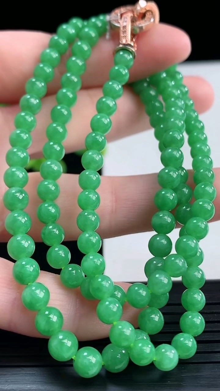 天然A货翡翠圆珠项链尺寸5.7-4.8-114颗重量:28.37g
4月10日