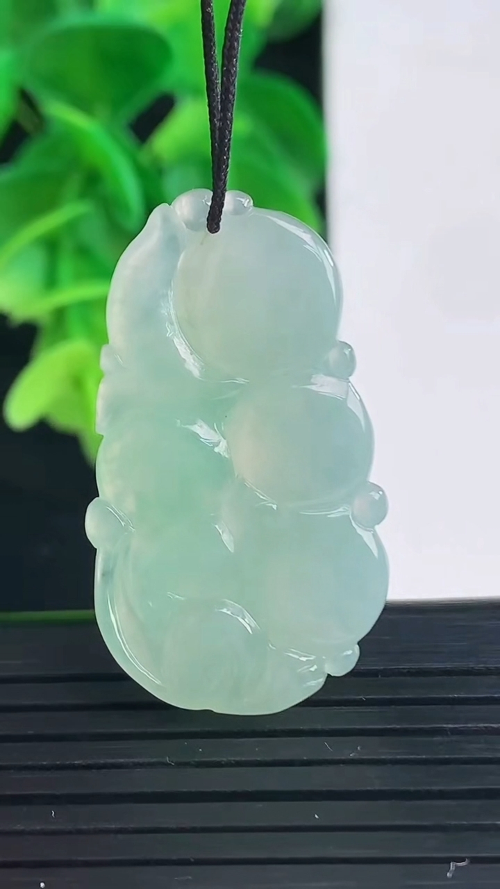 天然A货翡翠生肖猴吊坠尺寸34.4-19.6-5.4重量:7.04g
4月10日