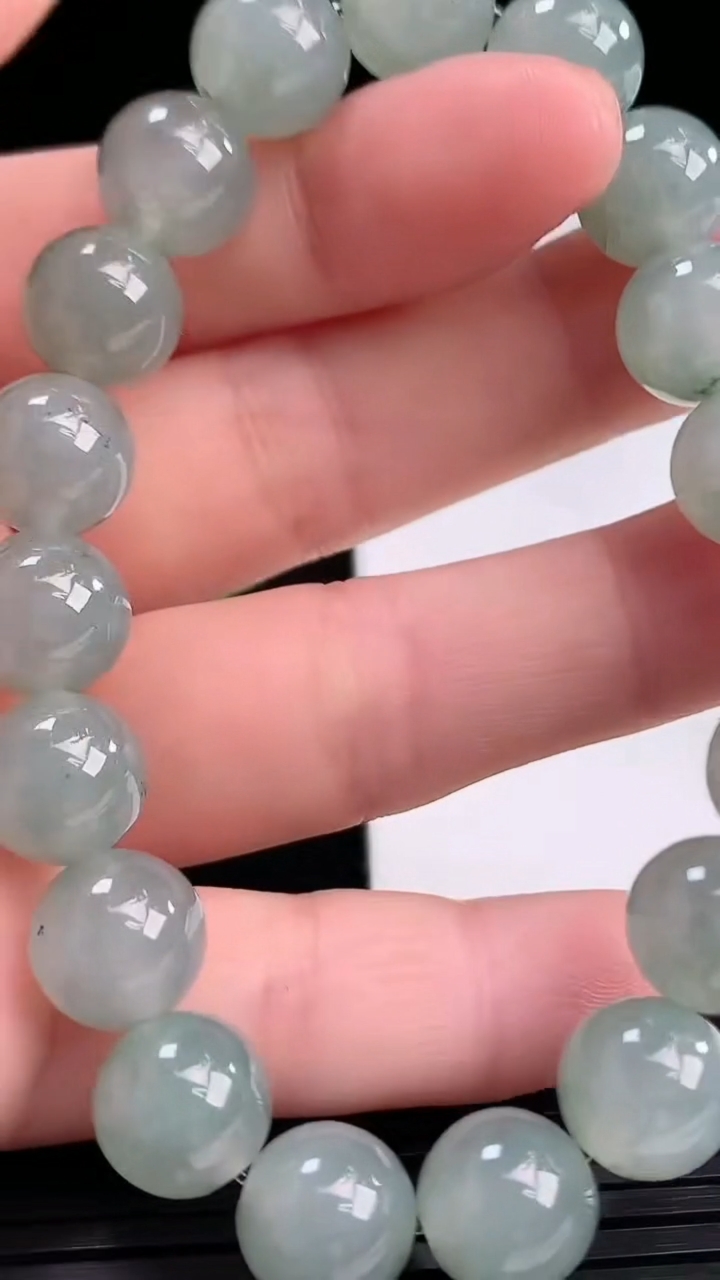 天然A货翡翠飘花圆珠手串尺寸9.5-19颗重量:31.36g4月10日
工厂直销收藏佳品,种好水足，色泽均匀，有种有色，上手高大气！