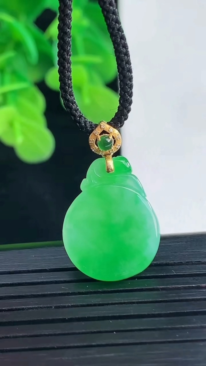 天然A货翡翠无事牌吊坠尺寸19.5-15.2-2.7重量:2.42g
4月10日