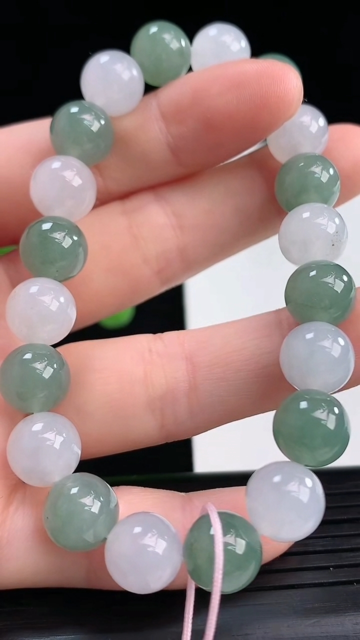 天然A货翡翠圆珠手串尺寸9.2-20颗重量:28.74g4月10日
工厂直销收藏佳品,种好水足，色泽均匀，有种有色，上手高大气！