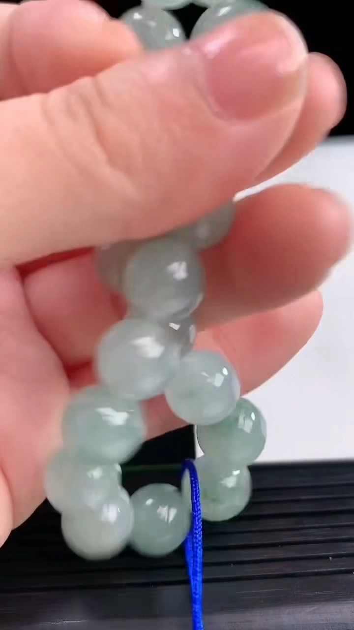 天然A货翡翠飘花圆珠手串尺寸9.6-19颗重量:29.90g4月10日
工厂直销收藏佳品,种好水足，色泽均匀，有种有色，上手高大气！
