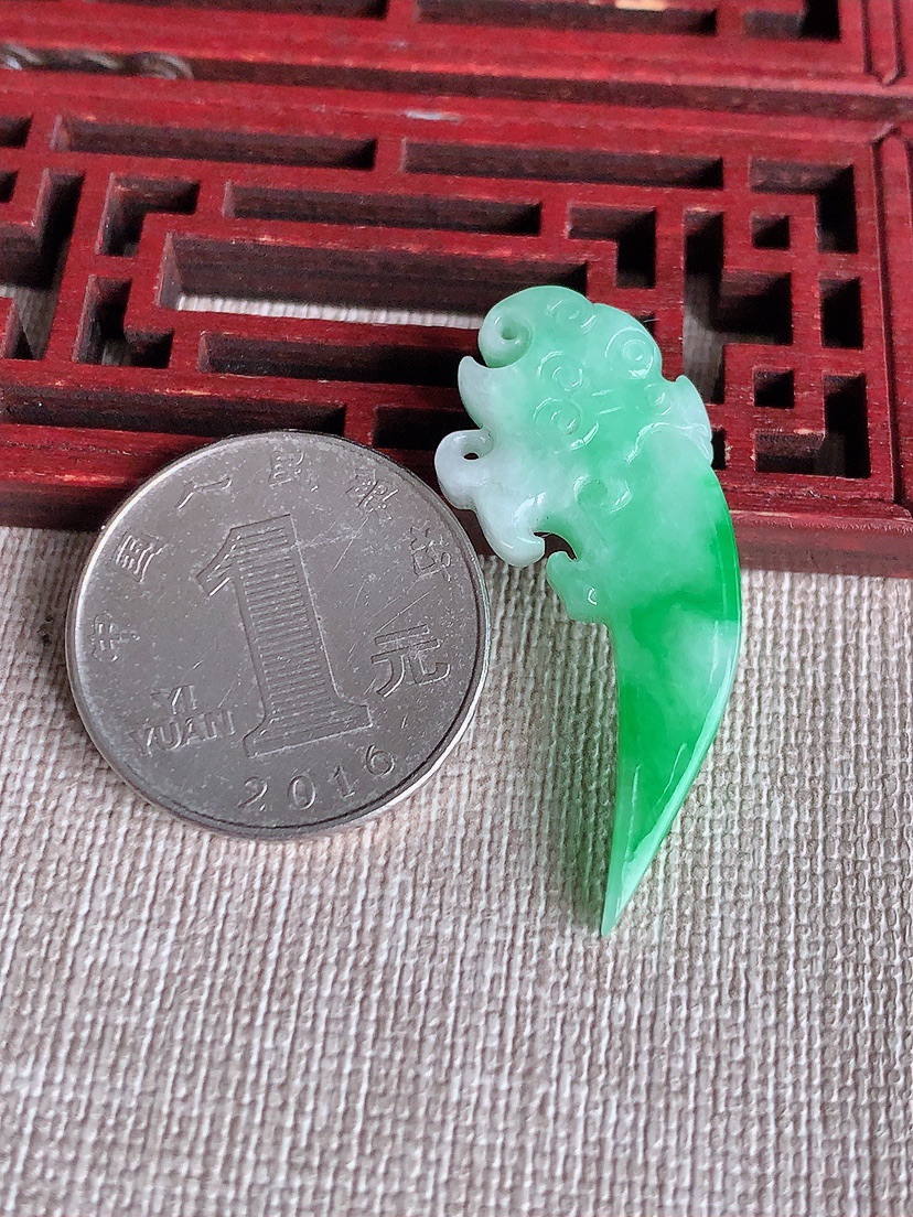 天然A货翡翠飘阳绿龙牙吊坠 
尺寸30.3-16-5.3mm 重量4.60g 0409