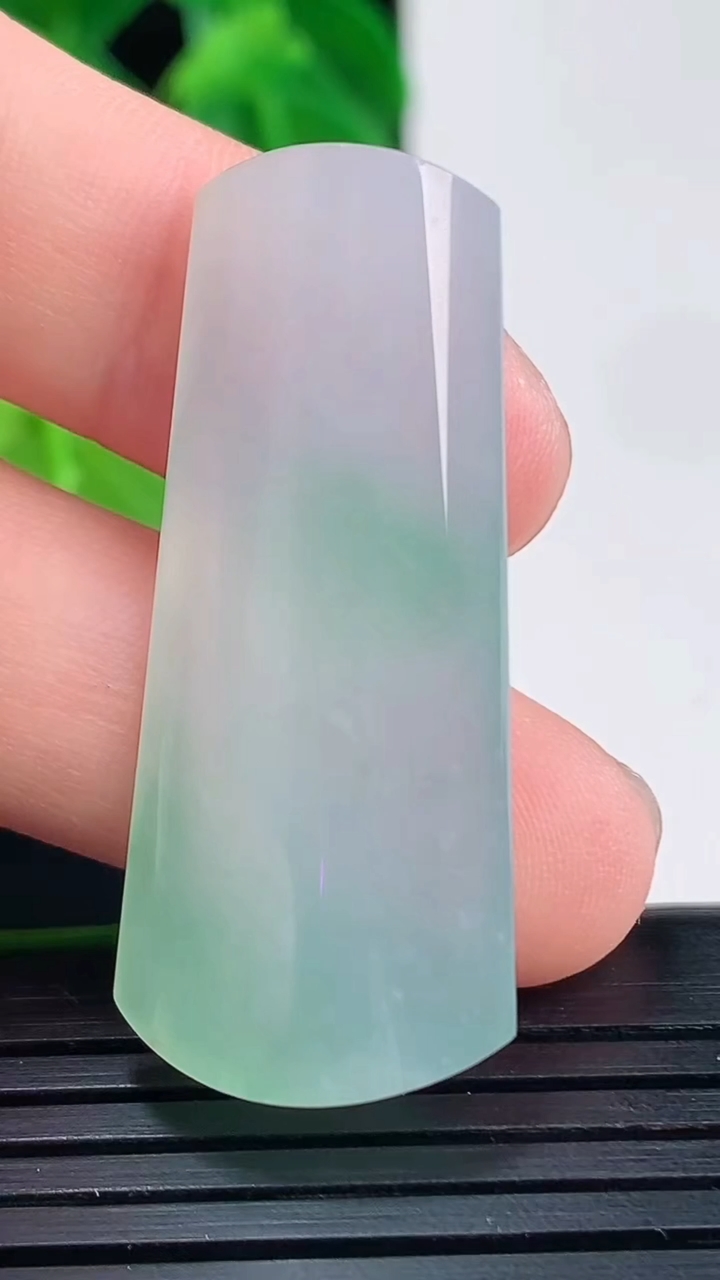 天然A货翡翠无事牌镶嵌件尺寸38-16.7-6.2重量:8.23g
4月10日