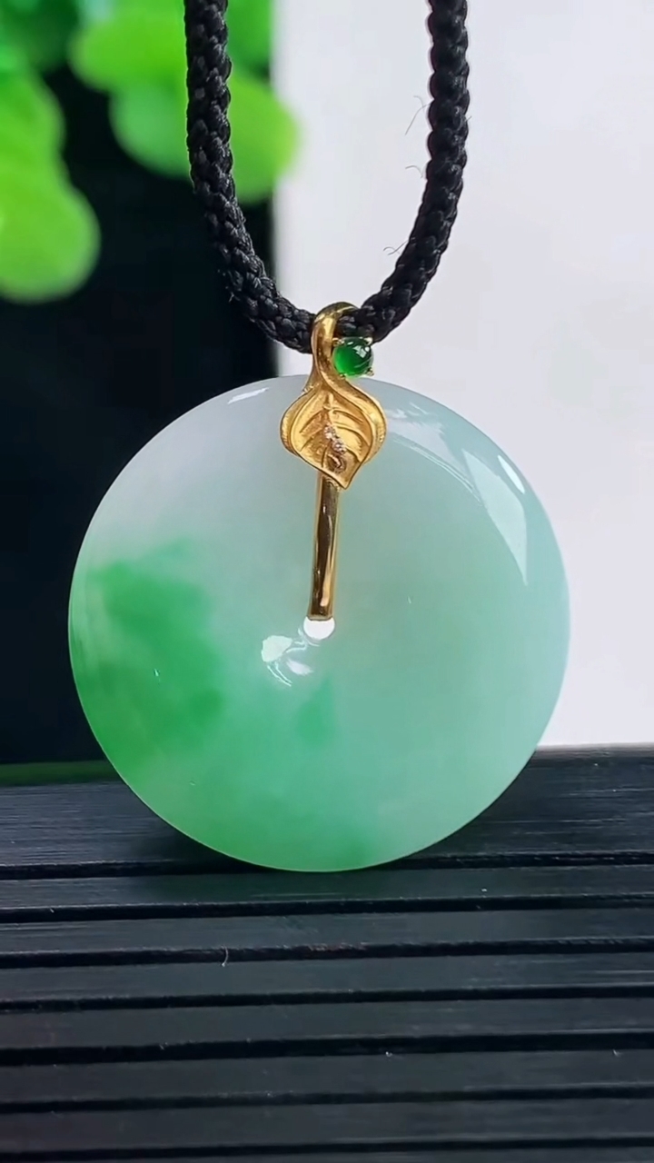 天然A货翡翠平安扣吊坠尺寸22.8-4.2重量:4.91g
4月10日