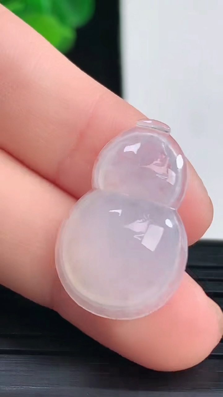 天然A货翡翠葫芦吊坠尺寸24.3-15.7-5.9重量:3.04g
4月10日