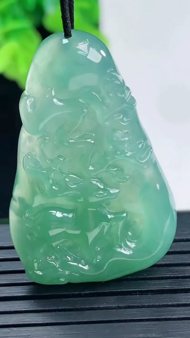 天然A货翡翠梅花鹿吊坠尺寸38.1-24.7-5.9重量:11.14g
4月10日