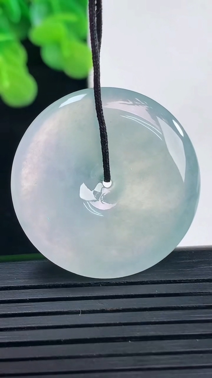 天然A货翡翠种春带彩紫罗兰平安扣吊坠尺寸29.6-5.5重量:10.30g
4月10日