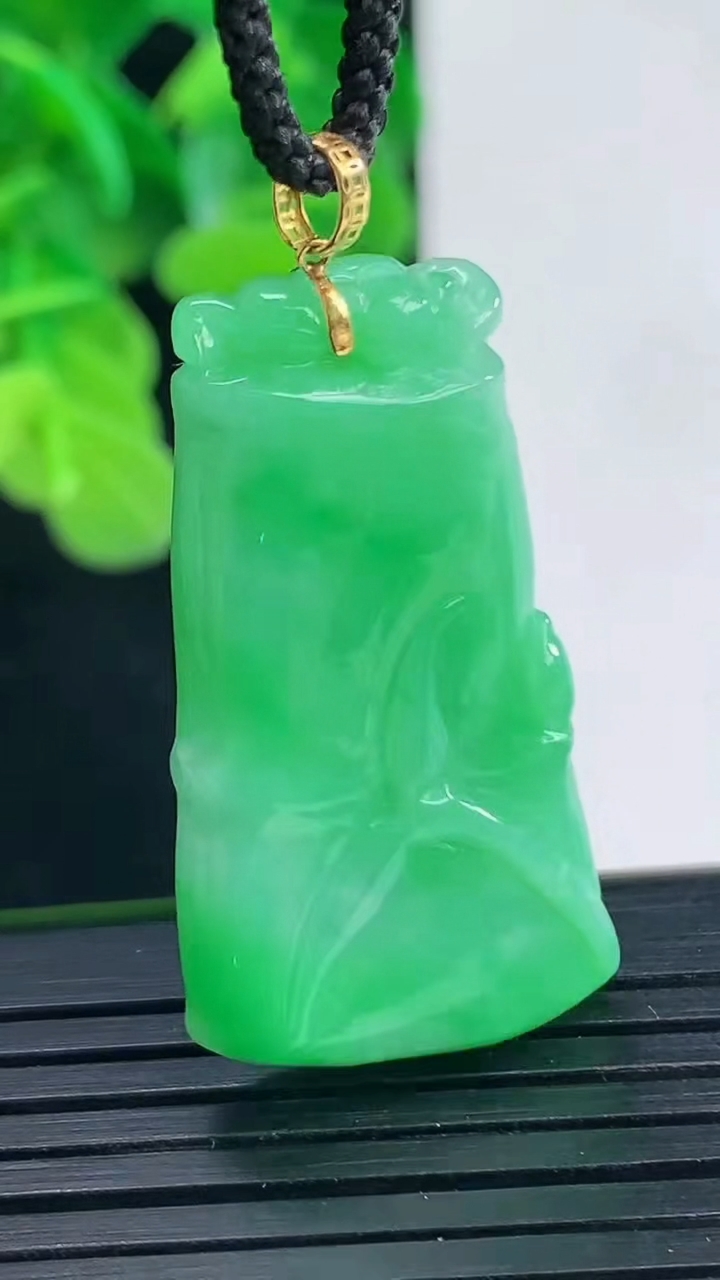 天然A货翡翠节节高升 竹节吊坠尺寸338-18.8-4.7重量:8.01g
4月10日