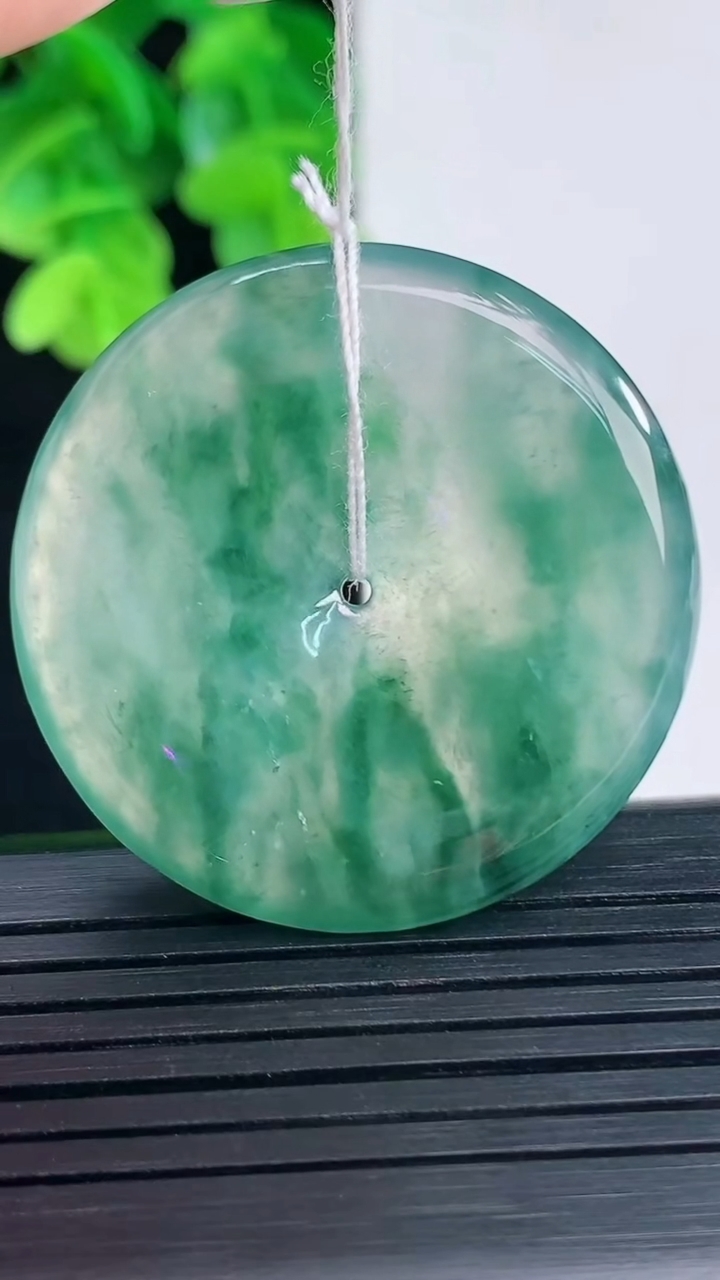 天然A货翡翠种飘花平安扣吊坠尺寸35.3-5.3重量:15.26g
4月10日