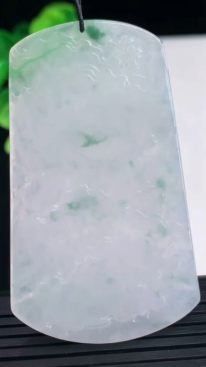 天然A货翡翠牌吊坠尺寸63.6-35.9-4.8重量:28.98g
4月10日