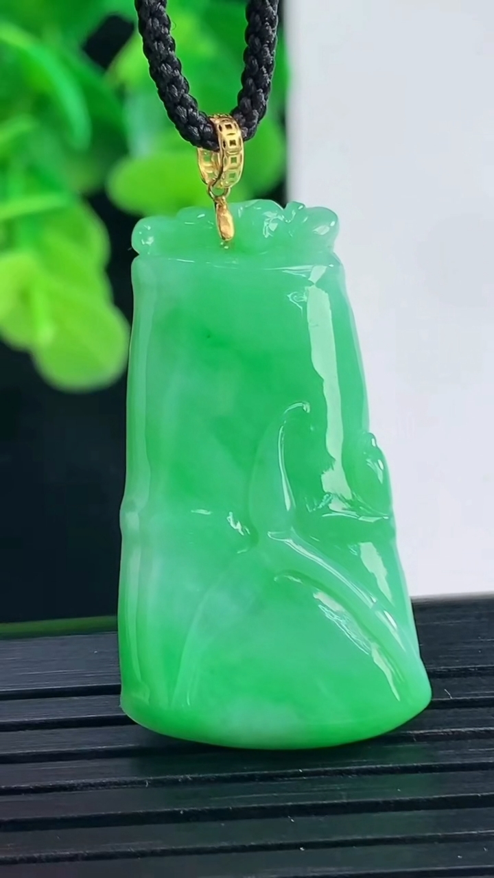 天然A货翡翠节节高升 竹节吊坠尺寸338-18.8-4.7重量:8.01g
4月10日