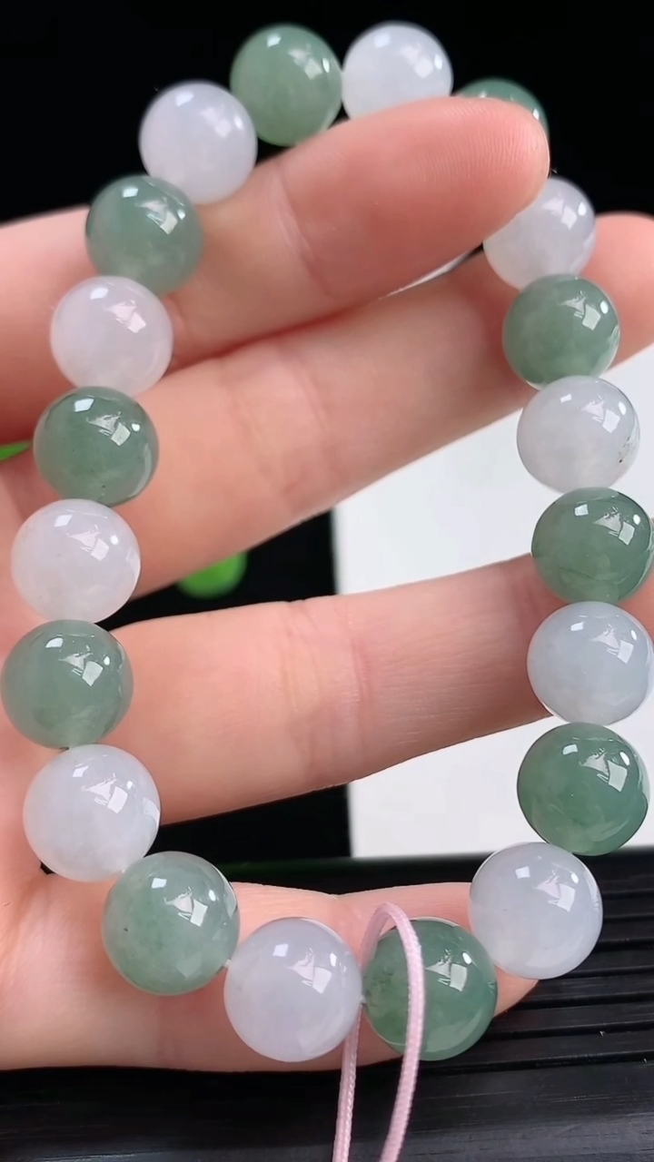 天然A货翡翠圆珠手串尺寸9.2-20颗重量:28.74g4月10日
工厂直销收藏佳品,种好水足，色泽均匀，有种有色，上手高大气！