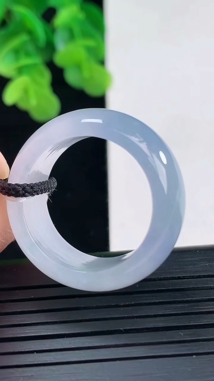 天然A货翡翠紫罗兰指环扳指尺寸21.5-11-4.2重量:10.82g2026年4月10日
工厂直销收藏佳品,种好水足，色泽均匀，有种有色，上手高大气！