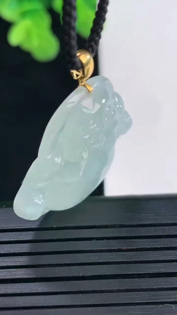 天然A货翡翠佛公吊坠尺寸28-30-5.8重量:7.83g
4月10日