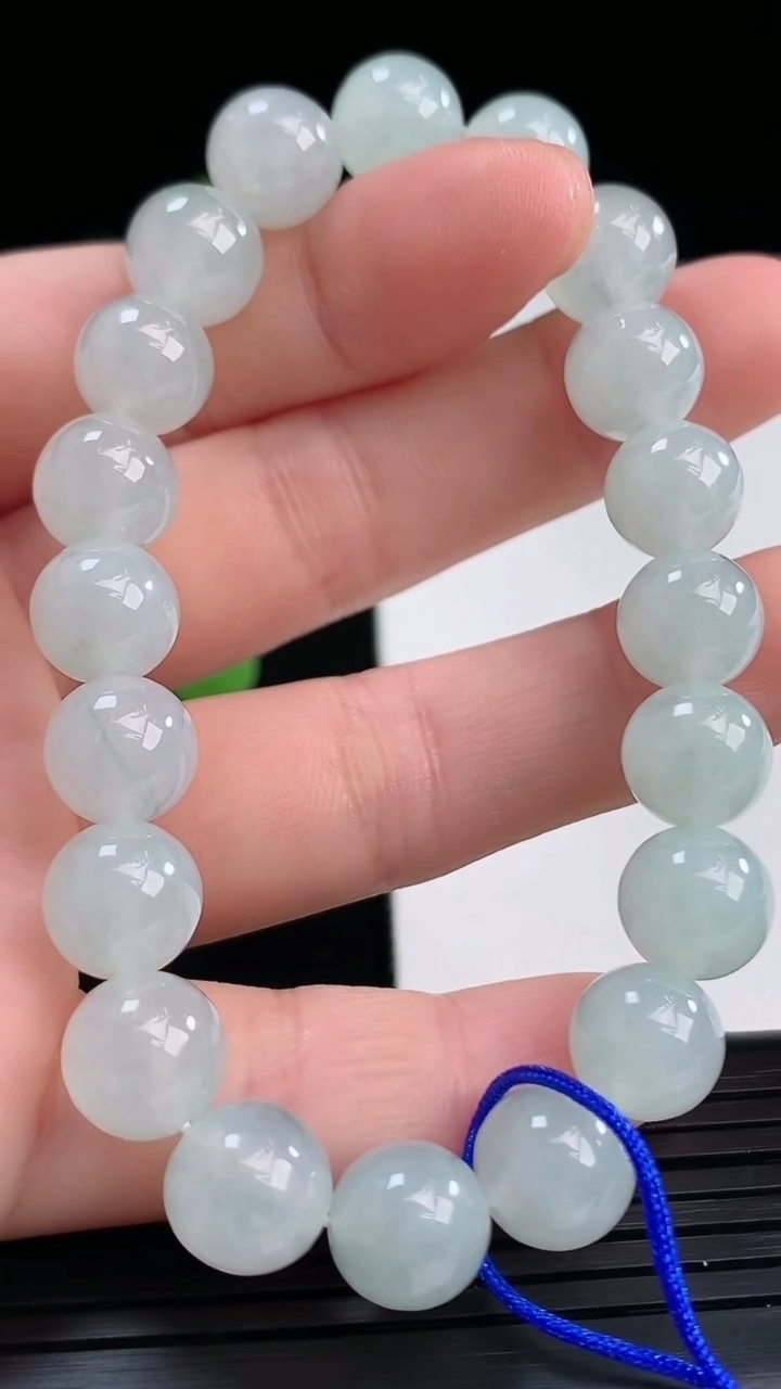 天然A货翡翠圆珠手串尺寸9.1-20颗重量:27.87g4月10日
工厂直销收藏佳品,种好水足，色泽均匀，有种有色，上手高大气！