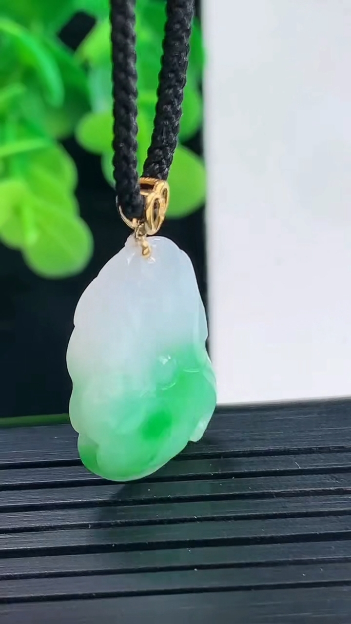 天然A货翡翠荷叶吊坠尺寸24-15-5.6重量:4.15g
4月10日