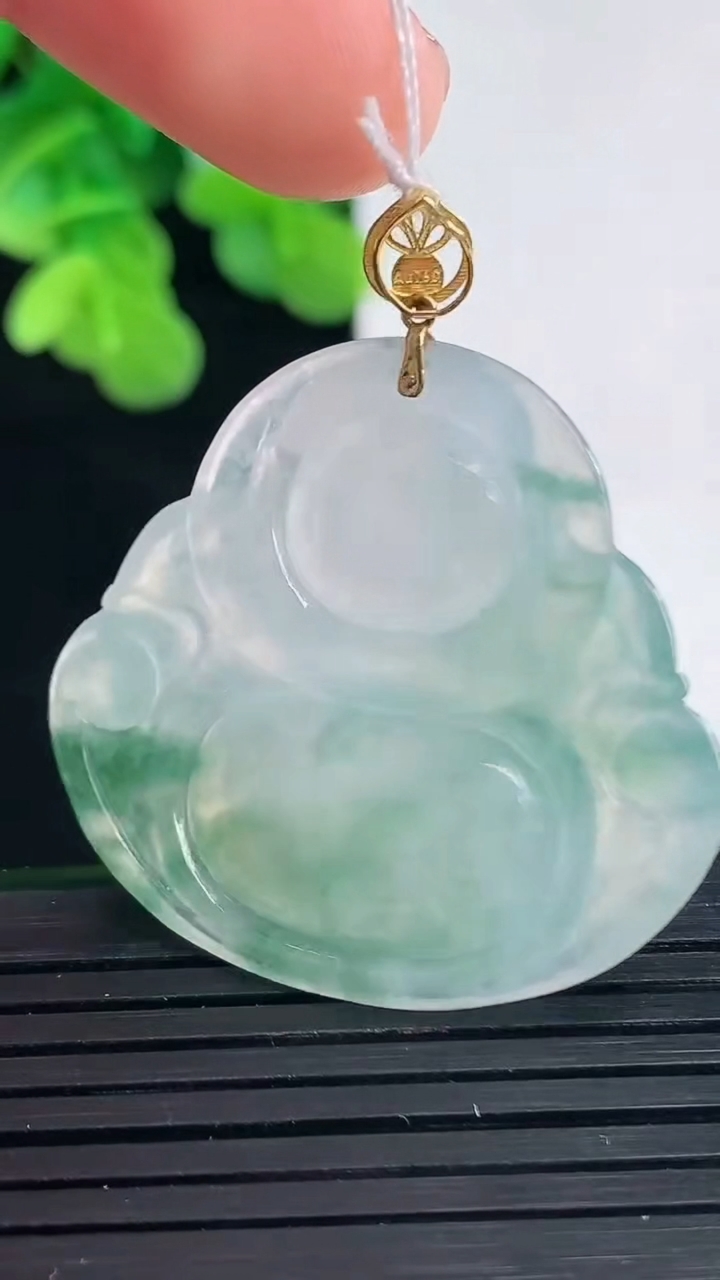 天然A货翡翠18K金飘花佛公吊坠尺寸33-35.6-6.1重量:11.57g
4月10日