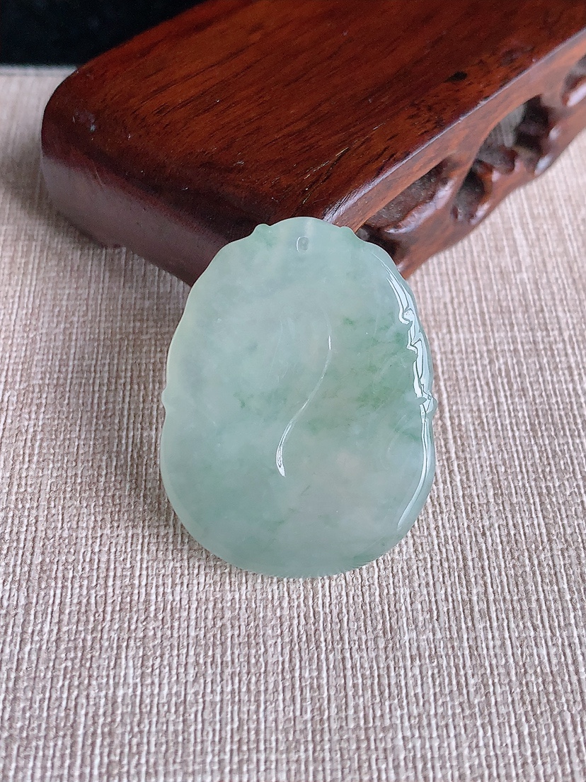 天然A货翡翠晴水飘花生肖羊吊坠 
尺寸36.6-27.8-5.5mm 重量12.18g 0409