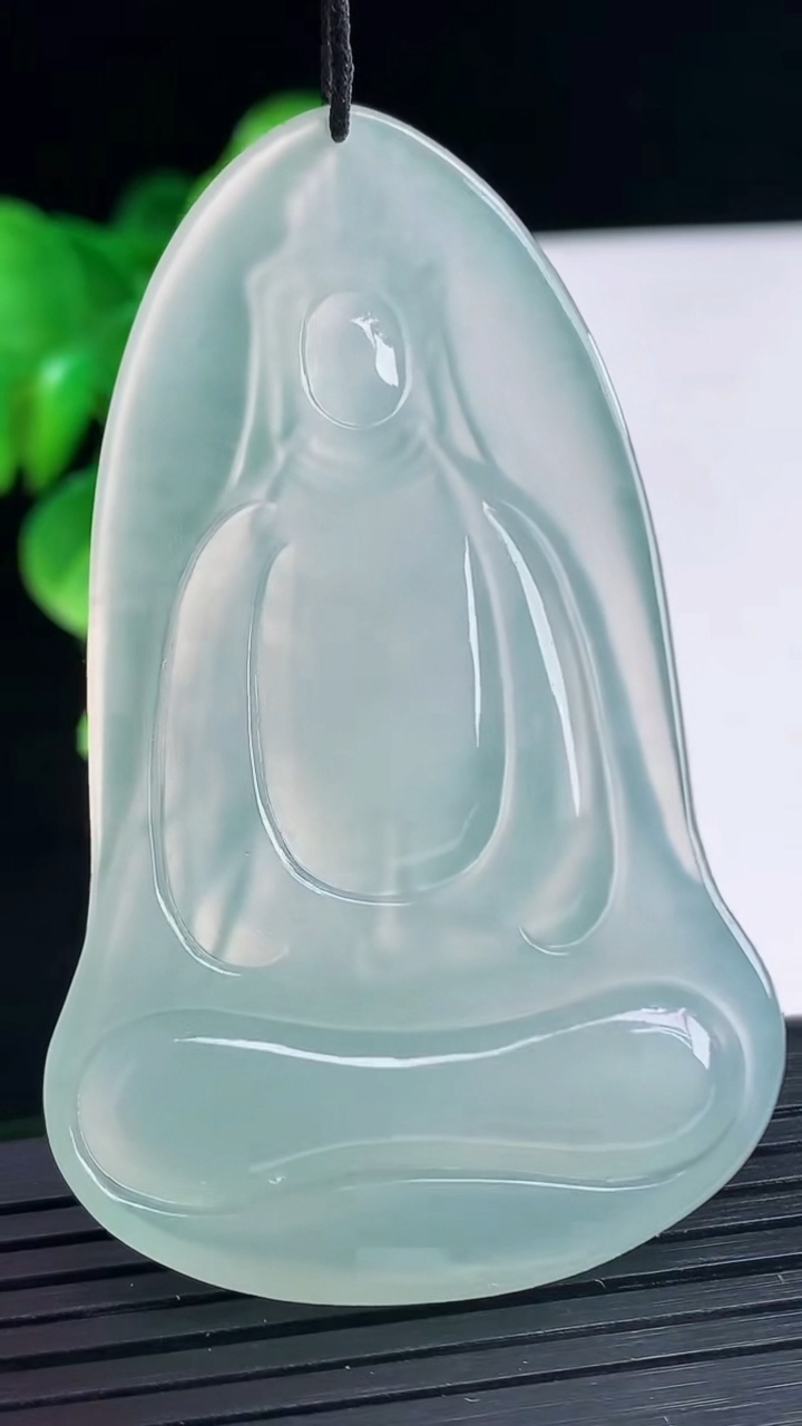 天然A货翡翠观音菩萨吊坠尺寸63.1-38.7-5.7重量:25.22g
4月10日