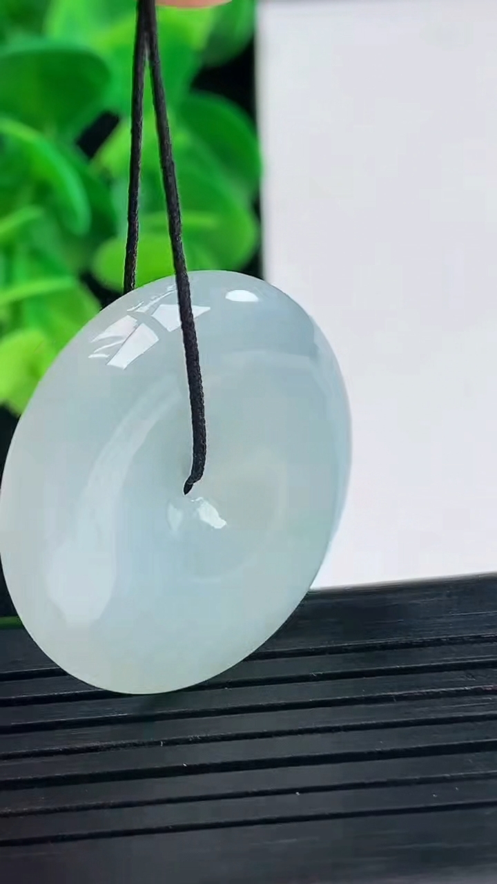 天然A货翡翠平安扣吊坠尺寸30-5.5重量:10.89g
4月10日