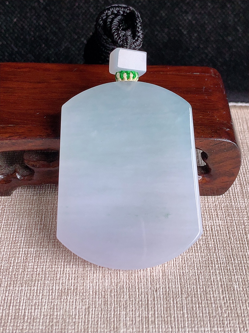 天然A货翡翠飘花无事牌吊坠 
尺寸54-41.2-5.8mm 重量42.34g 0409