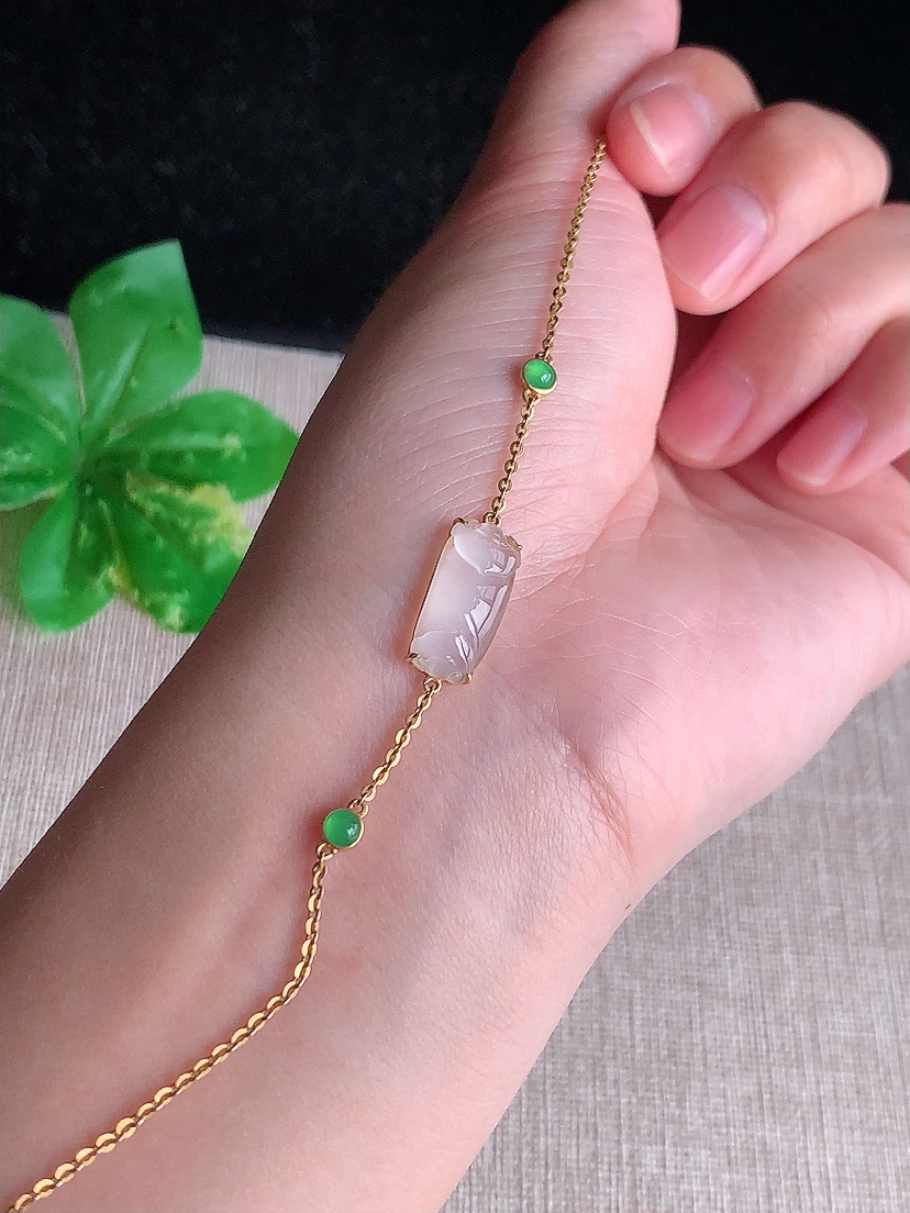 天然A货翡翠18K金镶嵌白冰白月光如意手链 
尺寸15.8-7.2-3.5mm 重量2.05g 0409