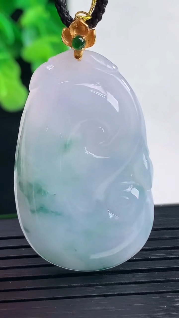 天然A货翡翠18K金紫罗兰飘花如意吊坠尺寸40.4-24.7-5.4重量:11.02g
4月10日